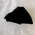 Primer plano de la pinza de pelo en terciopelo negro con textura de concha elegante - Negro