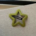 Horquilla de estrella en fieltro verde hierba con clip de metal negro para el pelo - Estilo Estrella Amarilla