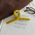 Detalle de pinza para el pelo de terciopelo amarillo con accesorios de otoño - Amarillo
