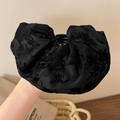 Grande molletta per capelli nera in raso con elegante fiocco in tessuto jacquard - Nero