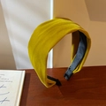 Primer plano de diadema ancha de terciopelo amarillo mostaza con textura mate y forro suave - Amarillo
