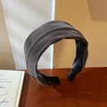 Primer plano de diadema ancha de terciopelo gris oscuro con elegante diseño fruncido - Gris