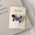 Gros plan d'une pince à cheveux teckel brodée avec pompon rouge 3D sur carte de support - Style de Chien Nœud Rouge Rayé Bleu Blanc (B款)