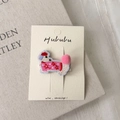 Détail d'une pince à cheveux teckel brodée avec pompon rose sur un livre - Style de Chien Pull à Motif Rose Rouge (D款)