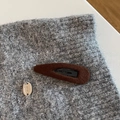 Dunkelbraune beflockte BB-Haarklammer auf grauem Strickstoff im Vintage-Stil - Dunkelkaffee Wassertropfen