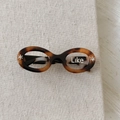 Détail de la pince à cheveux écaille avec fleurs en cristal et lettrage Like - Tortoise