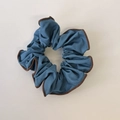 Detalle de coletero azul grisáceo con bordes marrones rizados y tela suave - Pequeño / Azul