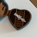 Silberne Blumen-Haarspange mit Kristallen in einer Herzbox, stilvoller Haarschmuck - Metallblume