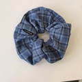 Dettaglio dell'elastico per capelli in tessuto a scacchi blu con morbide pieghe - Scrunchie / Quadri Blu