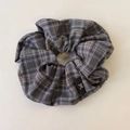Elastico scrunchie classico a quadri grigi e beige in tessuto con etichetta nera tessuta - Scrunchie / Griglia Grigio
