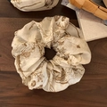 Retro-Haargummi aus cremefarbenem Chiffon mit braunem Blumenmuster auf dunklem Holz - Kaffee Blumendruck (XY-0235)