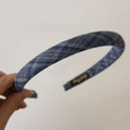 Dettaglio di cerchietto in tessuto a quadri blu e grigi con etichetta interna nera - Cerchietto Sottile / Quadri Blu