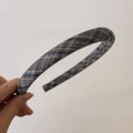 Dettaglio di un cerchietto in tessuto a quadri blu con elegante trama a pieghe imbottita - Cerchietto Sottile / Griglia Grigio