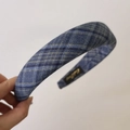 Gros plan d'un serre-tête épais à carreaux bleus en denim avec motif à damier classique - Serre-tête Large / Carreaux Bleus