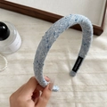 Gepolstertes hellblaues Tweed-Stirnband mit Vintage-Textur und handgefertigtem Etikett - Hellblau