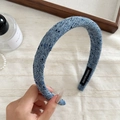 Detail der Innenseite des blauen Denim-Haarreifens mit einem handgefertigten Etikett - Dunkelblau