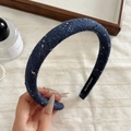 Detailansicht eines dunkelblauen Tweed-Haarbandes mit handgefertigtem Stoffetikett - Marineblau