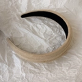 Vista superior de una diadema ancha de terciopelo beige con forro interior negro antideslizante - Caqui