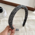 Detailansicht des handgefertigten dicken Schwammstirnbands mit edler Tweed-Textur - Dunkelgrau