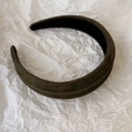 Detalle de diadema acolchada de terciopelo verde oliva con forro interior negro antideslizante - verde oliva