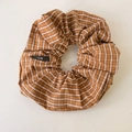 Grande elastico per capelli a scacchi marroni in cotone con etichetta nera in dettaglio - Scrunchie Arancione