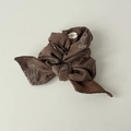 Dettaglio dell'elastico per capelli marrone scuro con stampa paisley e ciondolo botanico - Caffè Fiocco