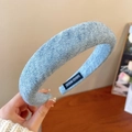 Detalle de la textura de punto de la diadema azul claro con etiqueta hecha a mano - Azul