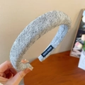 Primer plano detallado de la diadema de punto gris con etiqueta tejida Hand Made premium - Gris
