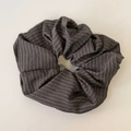 Dettaglio ravvicinato dello scrunchie grigio scuro a righe con trama in cotone pregiato - Stile di base / Scrunchie Grigio