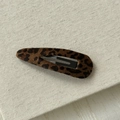 Dettaglio del fermaglio snap con stampa leopardata marrone scuro e trama floccata - Stile Goccia d'Acqua Cava