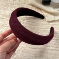 Detalle de diadema ancha burdeos mostrando la tela de punto acanalado y el forro antideslizante - Morado
