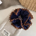 Elastico per capelli retrò blu denim con bordo in pizzo marrone su fondo in lino - Elastico Grande Stile Vita