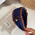 Dettaglio del cerchietto vintage in denim con pizzo marrone e decorazione a fiocco - Cerchietto in Pizzo con Fiocco