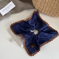 Dettaglio dell'elastico in raso blu con bordo in pizzo marrone e fiocco decorativo - Elastico per Capelli con Fiocco a Nastro