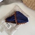 Dettaglio del foulard a triangolo in denim blu vintage con bordo in pizzo marrone - Fascia per Capelli a Triangolo