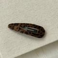 Barrette à cheveux léopard classique avec texture douce floquée et base en métal noir - Style Goutte d'Eau Creuse