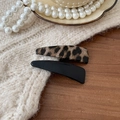 Eleganti fermagli per capelli maculati e nero opaco su sfondo di collana di perle - Coppia Nera