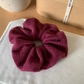 Coletero de punto rojo vino sobre tela blanca con caja de madera de estilo minimalista - Rosa Púrpura