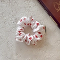 Scrunchie in cotone bianco con stampa a fragola ed etichetta tessuta su pietra - Piccolo