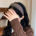 Diadema ancha de cuadros marrón moca para un peinado de estilo retro con volumen - Cuadros Gris Café