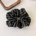 Detalle del coletero de punto a rayas gris oscuro con textura suave de felpa y relieve - Negro