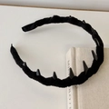 Detalle de diadema punk negra con textura de terciopelo y remaches de cono brillantes - Negro