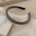 Détail du serre-tête en tissu sergé gris avec texture mate sur fond lifestyle élégant - Serre-Tête Fin Gris Foncé