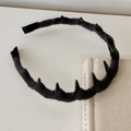 Primer plano de diadema ondulada de pana negra con puntas punk y acabado de cinta - Marrón Oscuro