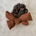 Detail von Vintage blau-braun kariertem Haargummi mit Schleife für Retro-Haarstyling - Kaffee Schleife Scrunchie