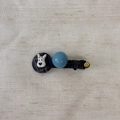 Detailansicht der blau karierten Haarspange mit Hasen-Cartoon und Hello-Text - Blaue Haarspange