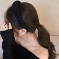 Detail van zwarte ruitvormige gevoerde hoofdband op model met elegante pareljuwelen - Zwart