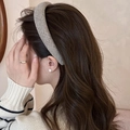 Zijaanzicht van een dikke gevlochten lichtgrijze spons hoofdband met textuur op een model - Beige Abrikoos