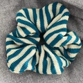 Gros plan du chouchou en maille rayée bleu et beige avec une texture côtelée douce - Rayure Bleue