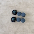 Nahaufnahme von Haarspangen mit blauen Plüschbällen und Vintage-Karo-Herzmuster - Blau Runde Spangen